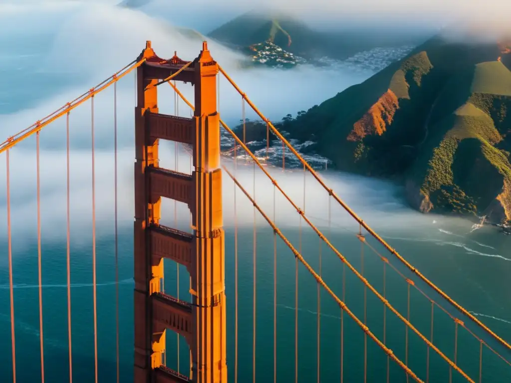 Un amanecer nebuloso revela la majestuosidad del Puente Golden Gate en San Francisco