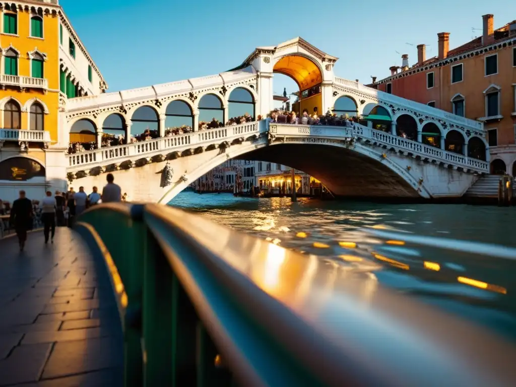 El atardecer baña el Puente de Rialto en Venecia con luz dorada, resaltando su impacto cultural como puente icónico