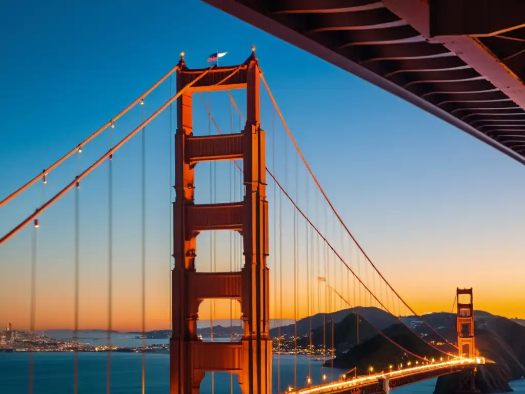 Un atardecer vibrante ilumina el icónico Puente Golden Gate en San Francisco, revelando su grandeza y detalles arquitectónicos