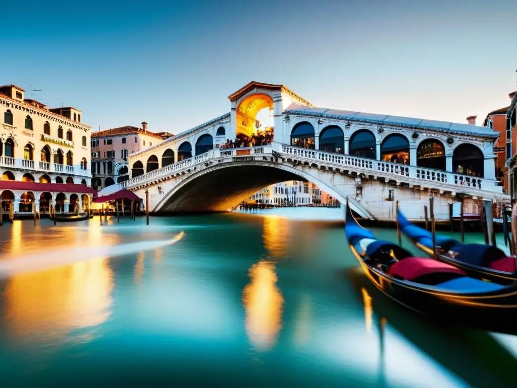 Explorando Venecia desde sus canales: Atardecer dorado sobre el icónico Puente de Rialto, con góndolas y la animada actividad del Gran Canal