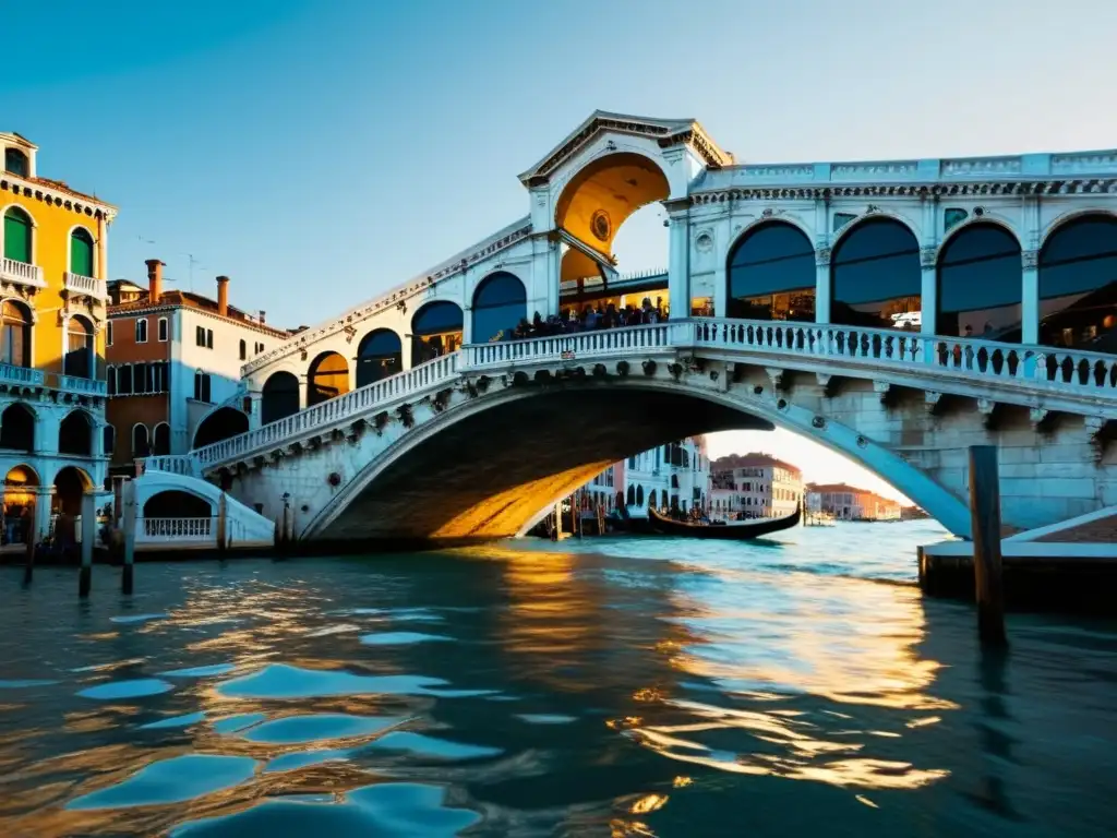 Detallada foto de la icónica arquitectura del Puente de Rialto en Venecia, bañada por la cálida luz dorada del atardecer