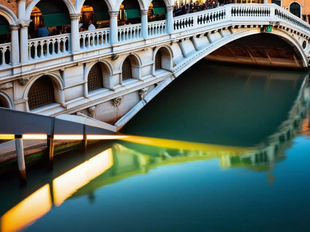 Fotografía detallada del Puente de Rialto en Venecia, mostrando su arquitectura, historia y energía dinámica