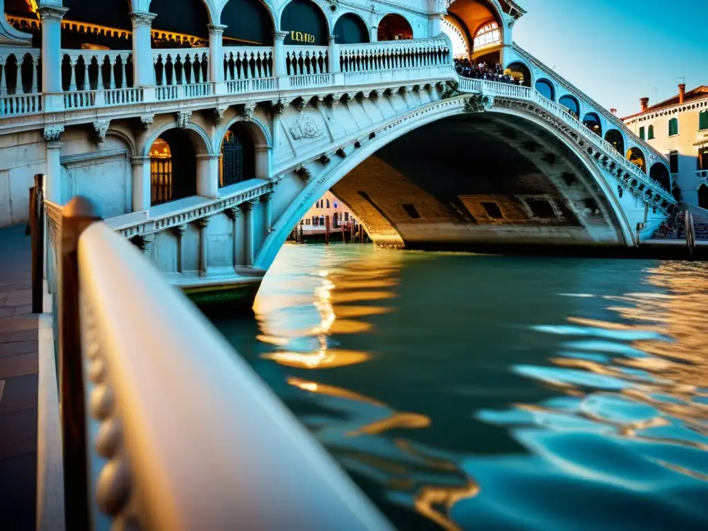 Detalle arquitectónico del Puente de Rialto en Venecia, bañado por cálida luz solar, mostrando su historia y belleza atemporal