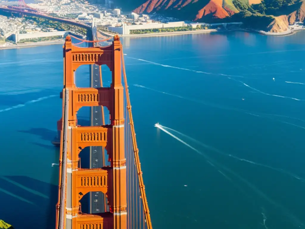 Detalle de la belleza arquitectónica del icónico Puente Golden Gate, bañado por la cálida luz del sol