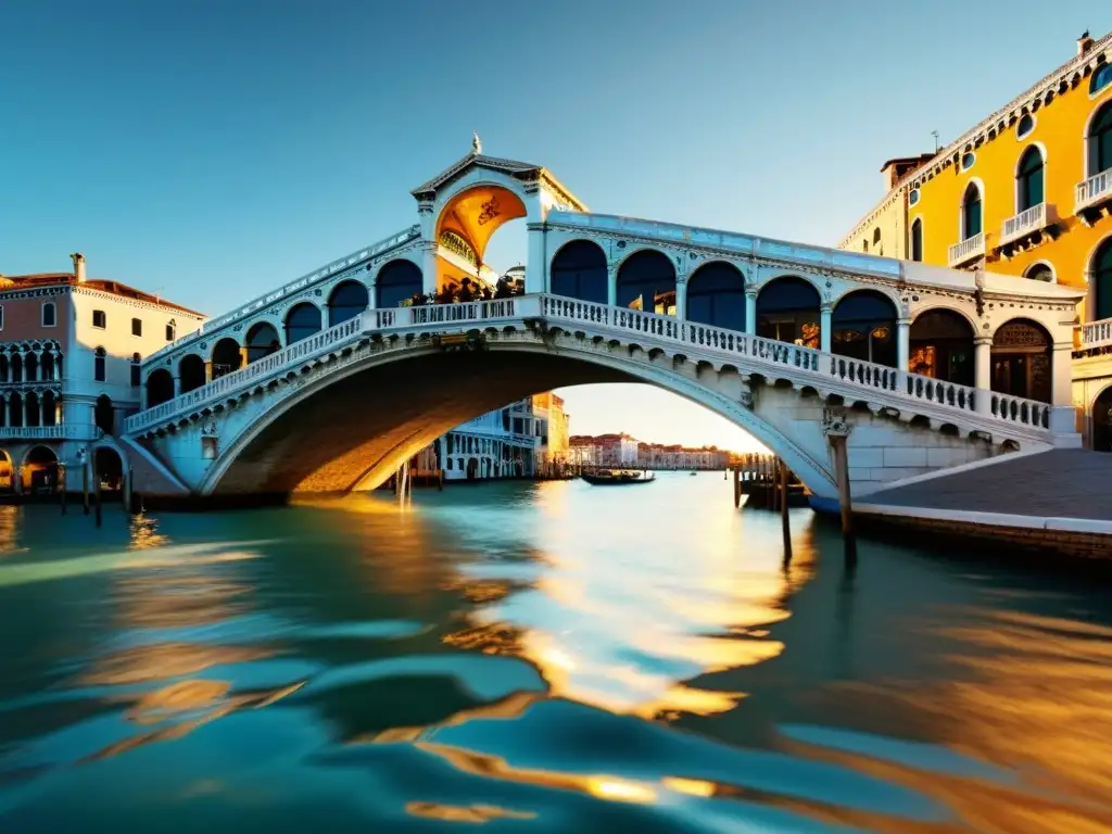 Detalle impresionante del Puente de Rialto, historia y arquitectura en Venecia, Italia, bañado por la cálida luz matutina