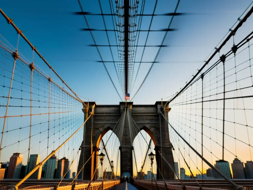 Espectacular atardecer en el Puente de Brooklyn, con la cálida luz dorada resaltando su arquitectura icónica y los tonos del cielo al caer la noche