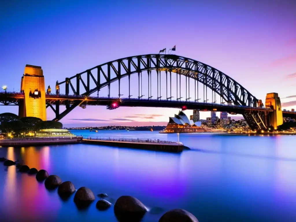 Espectacular vista del Puente Bahía Sídney Año Nuevo al atardecer, con colores vibrantes iluminando el cielo y la Ópera en segundo plano