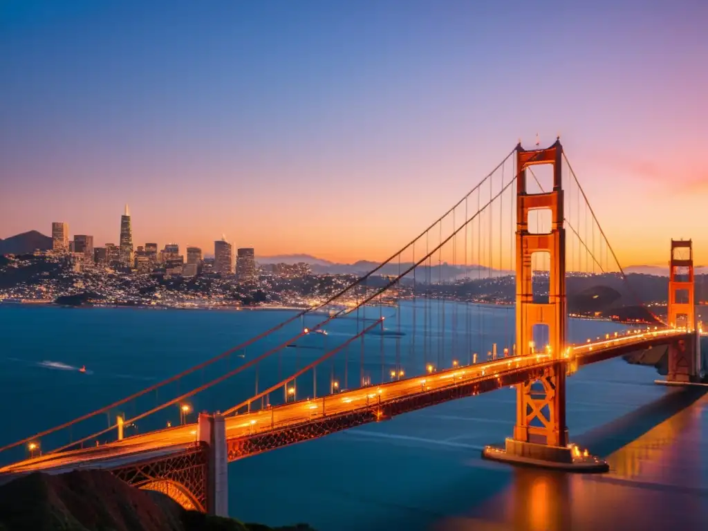 El icónico Puente Golden Gate al atardecer, con un cálido resplandor naranja y rosa en el cielo