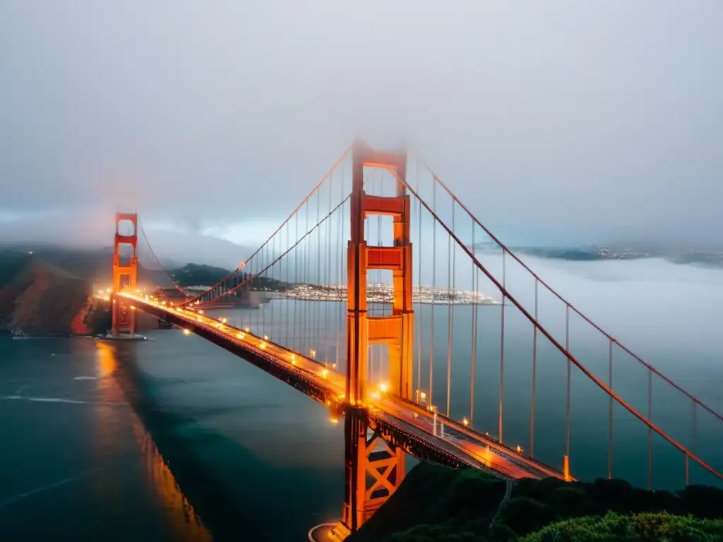 El icónico Puente Golden Gate emerge majestuosamente entre la densa niebla, evocando misterio y grandeza