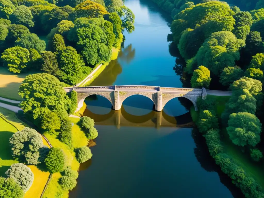 Un icónico puente de piedra histórico sobre un río tranquilo, rodeado de exuberante vegetación bañado por suave luz dorada