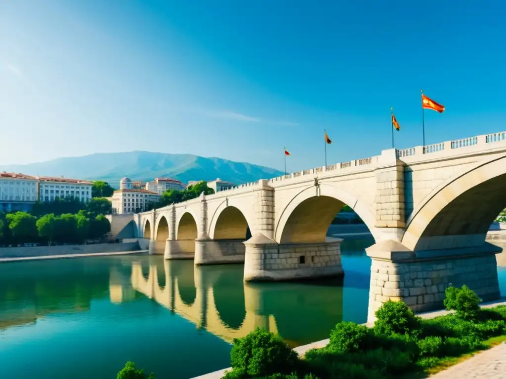 El icónico Puente de Piedra en Skopje, Balcanes, se extiende sobre el río Vardar