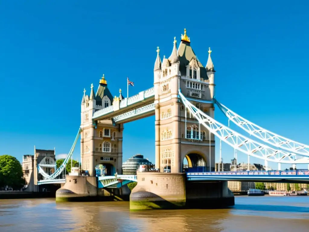 El icónico Puente de la Torre de Londres, con sus basculantes levantados para dejar pasar un gran barco por el río Támesis