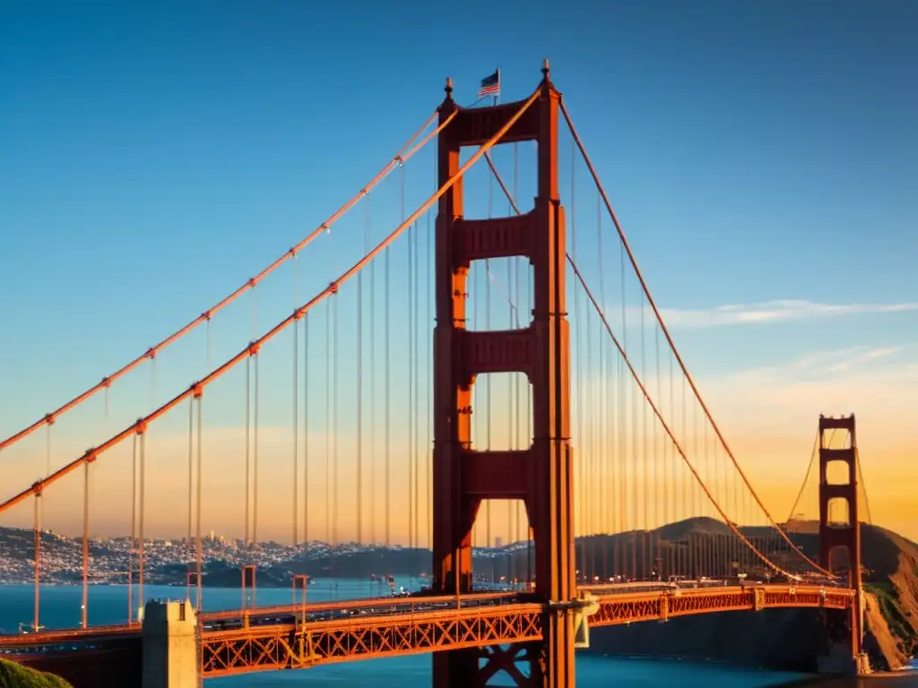 El icónico Puente Golden Gate en California durante un sereno atardecer, reflejando la cálida luz dorada en las aguas tranquilas