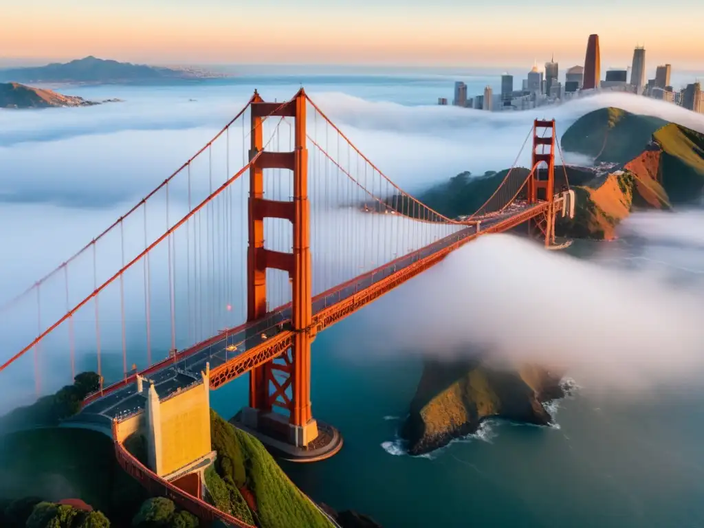 Imagen aérea del icónico Puente Golden Gate en una neblinosa mañana, destacando su arquitectura cultural y su estatus como uno de los puentes icónicos del mundo