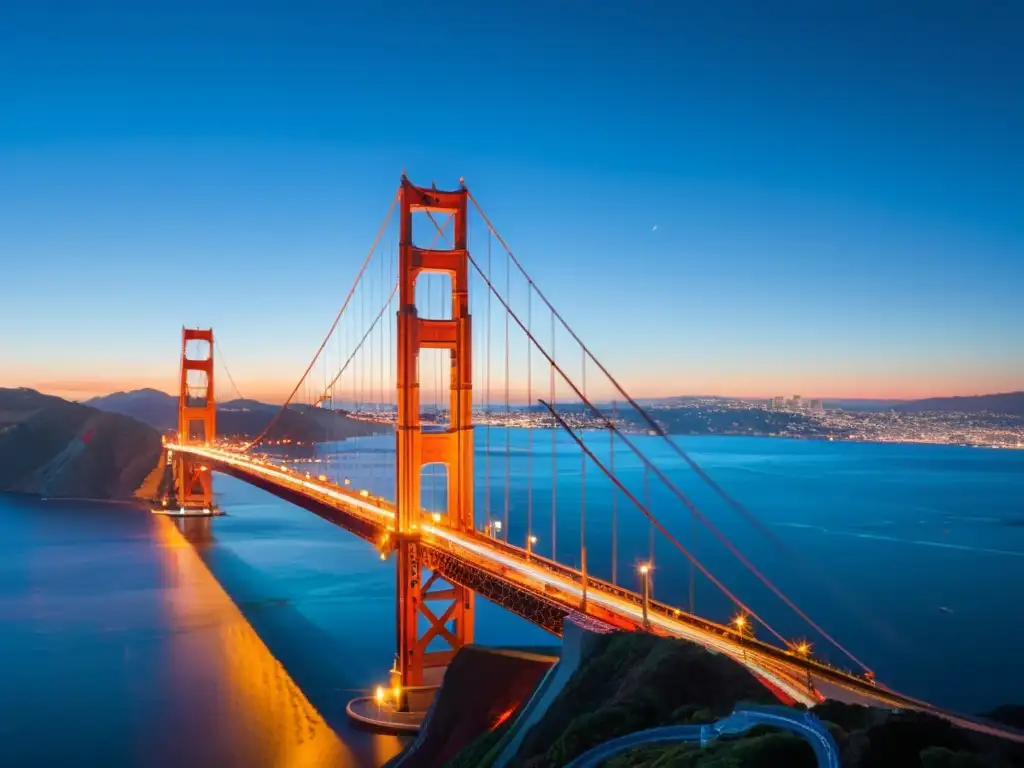 Imagen detallada del Puente Golden Gate al atardecer, con luces doradas iluminando sus arcos rojos y cables