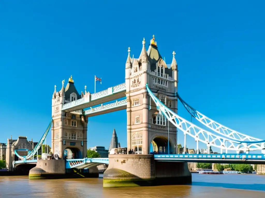 Imagen documental del icónico Puente de la Torre de Londres, destacando su arquitectura gótica, sobre el río Támesis y bajo un cielo azul claro