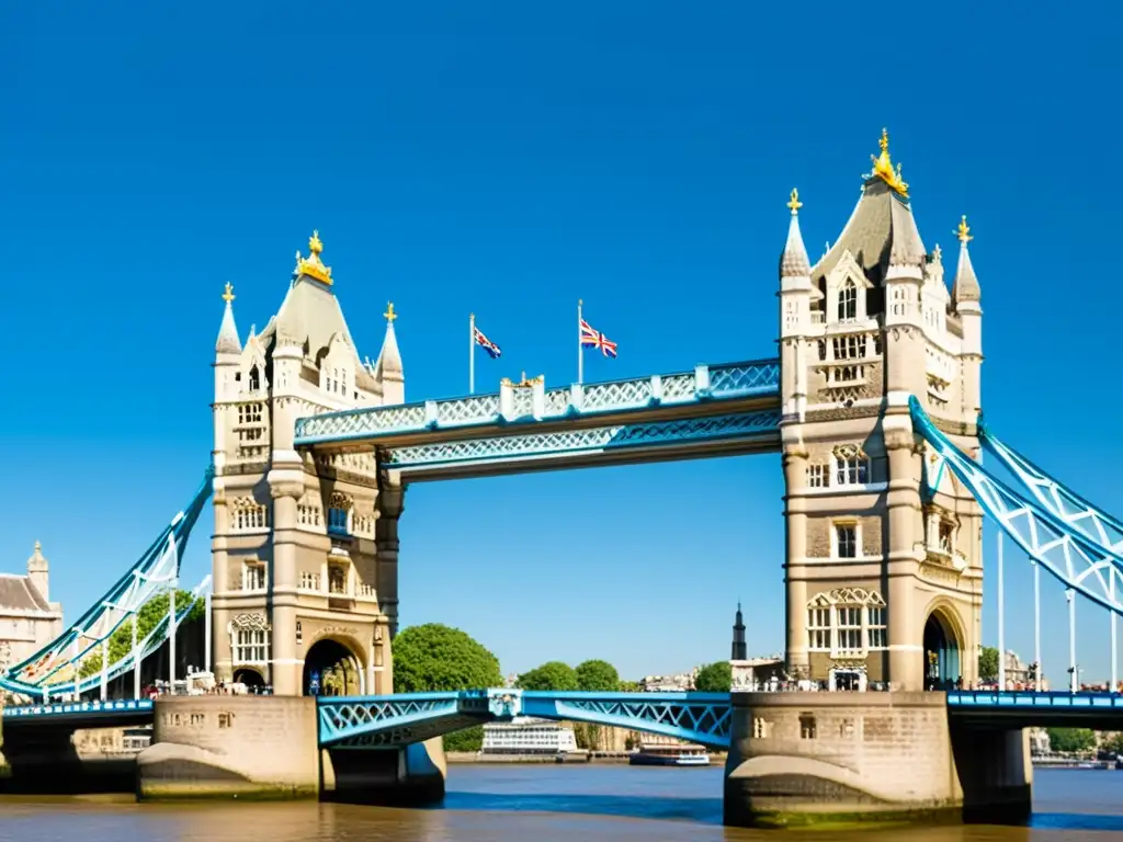 Imagen del icónico Puente de la Torre de Londres, con su majestuoso diseño gótico victoriano y detalles ornamentados, sobre el río Támesis en un día soleado