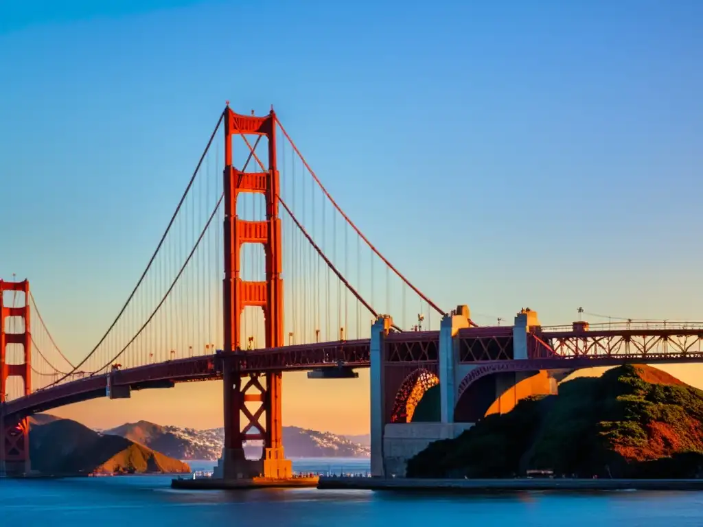 Imagen impactante del Puente Golden Gate al atardecer, su color rojo anaranjado resalta en el cielo azul y morado