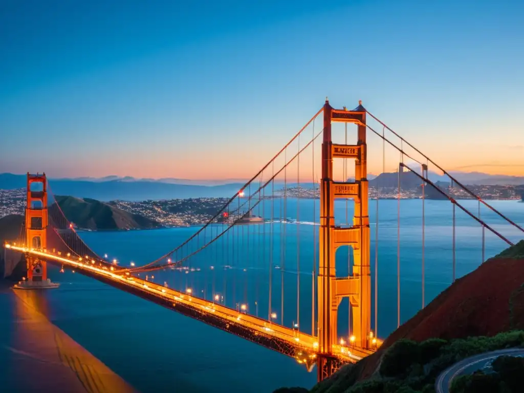 Imagen impactante del Puente Golden Gate al atardecer, destacando su diseño icónico y su belleza cinematográfica