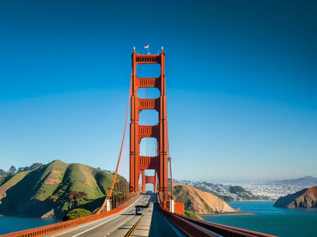 Imagen impactante del famoso puente colgante de San Francisco, con la icónica arquitectura y la ciudad de fondo