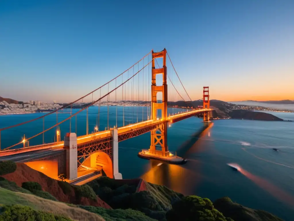 Imagen impactante del icónico Puente Golden Gate al atardecer, con la cálida luz dorada reflejada en los majestuosos arcos rojo-naranja