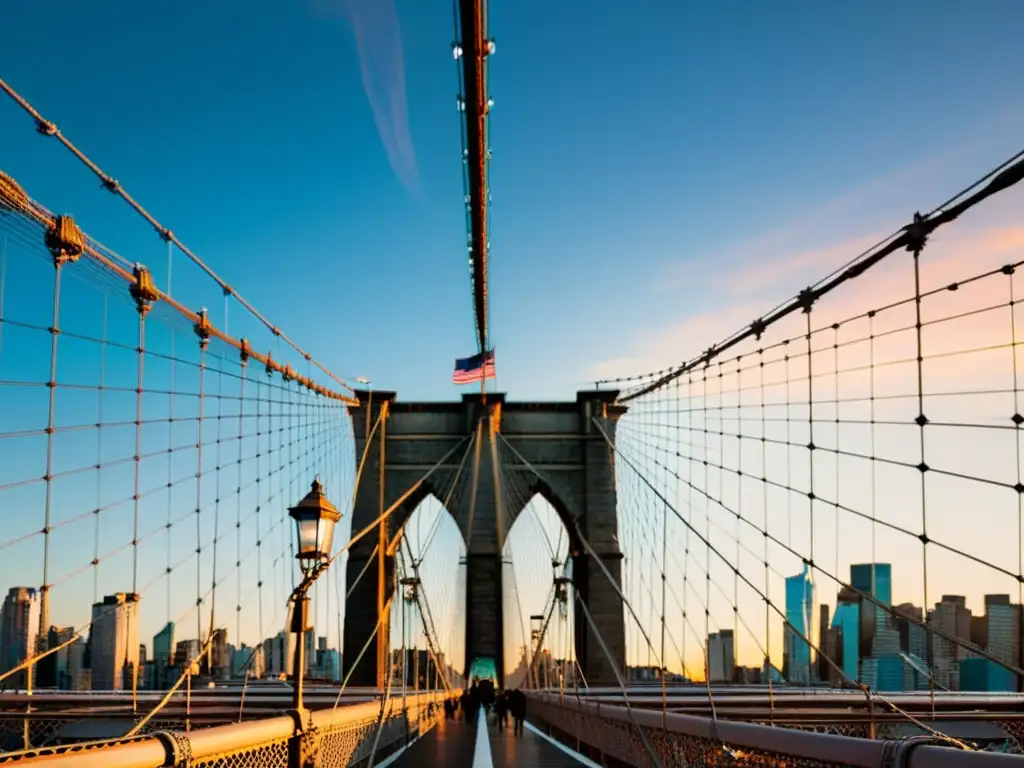 Imagen impactante del Puente de Brooklyn al atardecer, con cables de acero, arcos y el horizonte de la ciudad