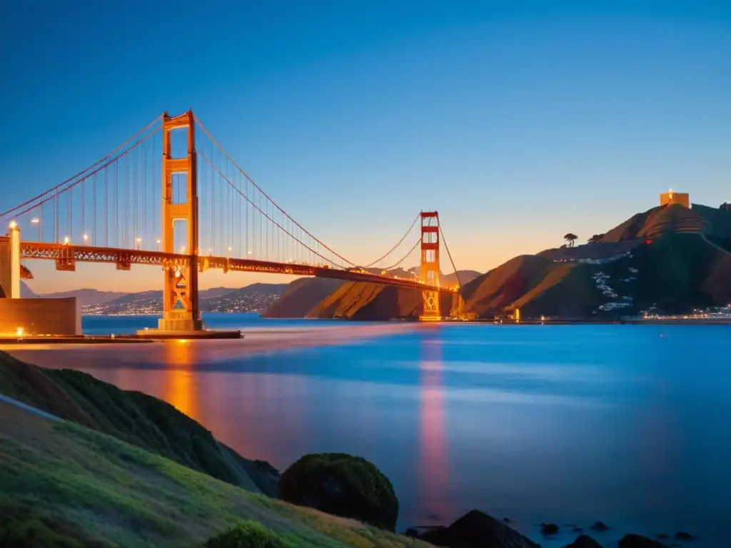 Imagen del Puente Golden Gate al anochecer, con luces doradas resaltando su majestuosidad