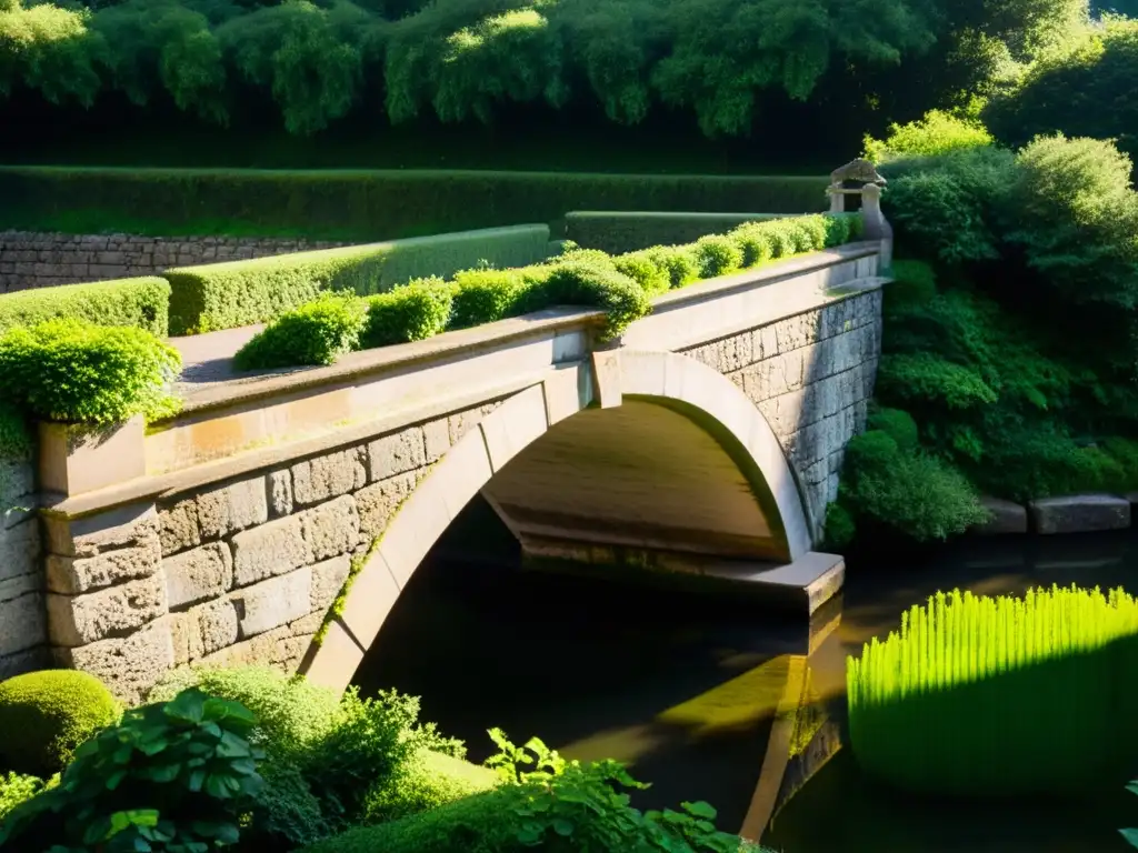 Imagen de puente histórico de piedra, parcialmente cubierto por vegetación, con detalles antiguos visibles