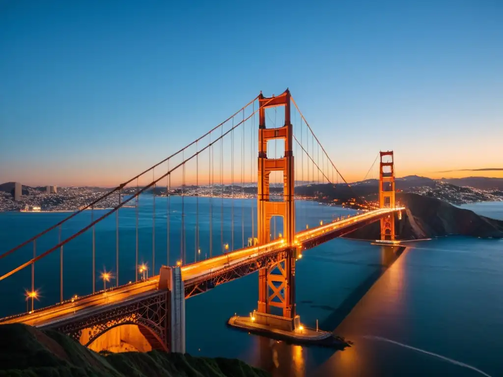 Imponente puente de acero Joseph Strauss iluminado por el cálido atardecer, reflejando su fuerza en la bahía