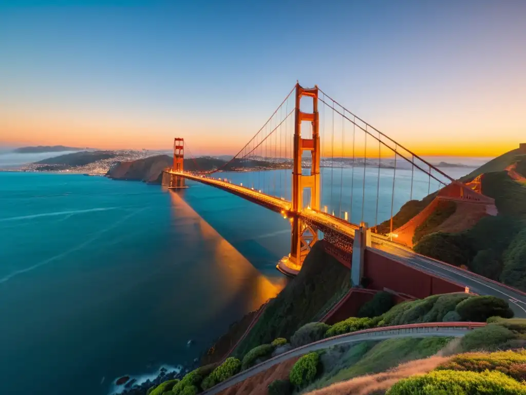 Imponente puente Golden Gate en San Francisco, envuelto en neblina dorada al atardecer