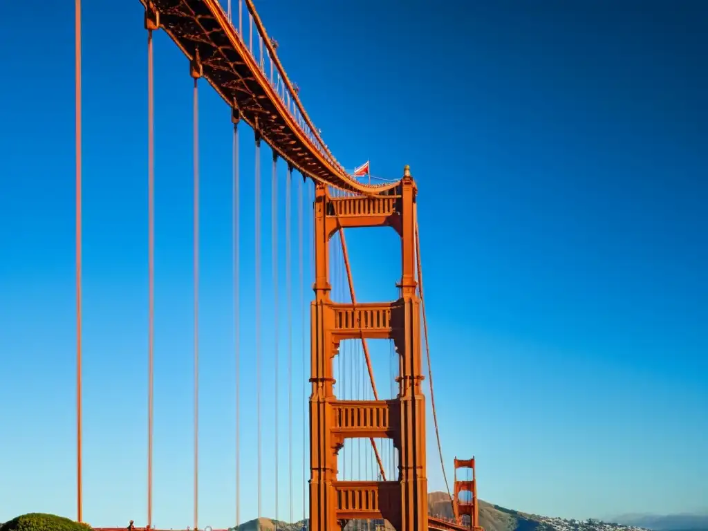 Imponente puente icónico en San Francisco, California, con reflejo en aguas tranquilas y cielo azul