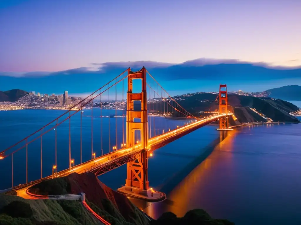 Imponente vista del Puente Golden Gate al anochecer, destacando su impacto cultural en el paisaje urbano