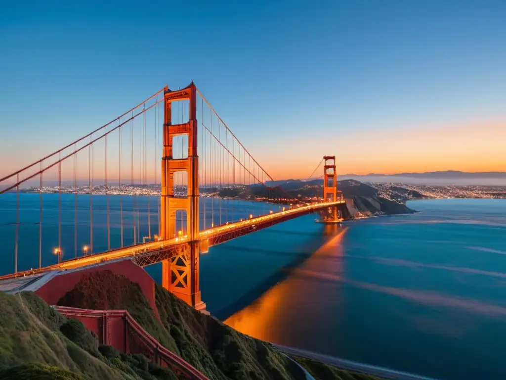 El impresionante puente Golden Gate destaca majestuosamente en un atardecer vibrante, mostrando su icónico color rojo anaranjado