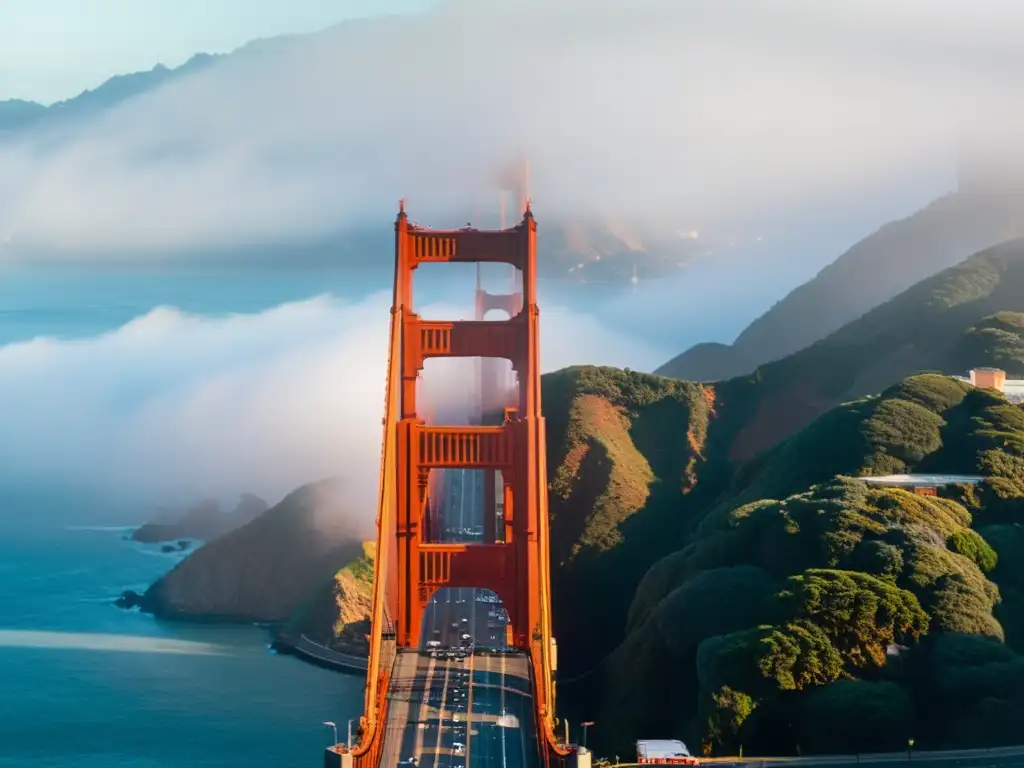 Influencia de los puentes en el arte: Fotografía de la majestuosa Torre del Golden Gate en San Francisco, envuelta en atmósfera etérea al atardecer