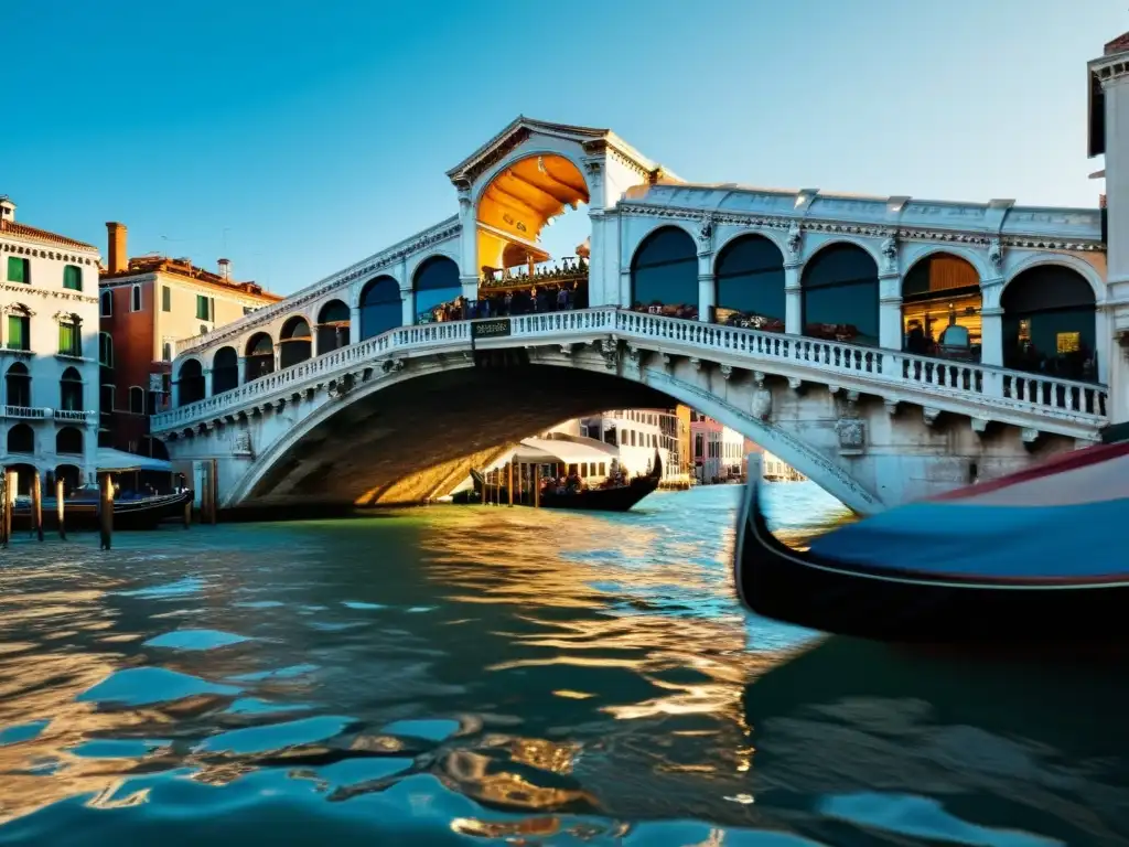 El legendario Rialto Bridge en Venecia se baña con la cálida luz del sol, reflejando su belleza en el Gran Canal