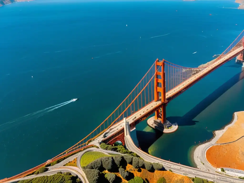 Una obra maestra de la arquitectura, el puente colgante del Golden Gate se destaca en rojo y naranja sobre el agua azul