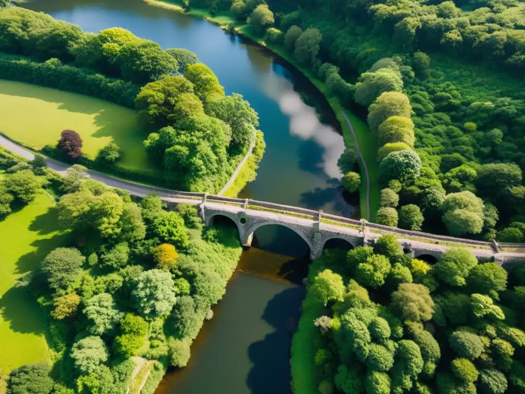 Puente antiguo capturado con drone resalta su arquitectura y entorno natural exuberante