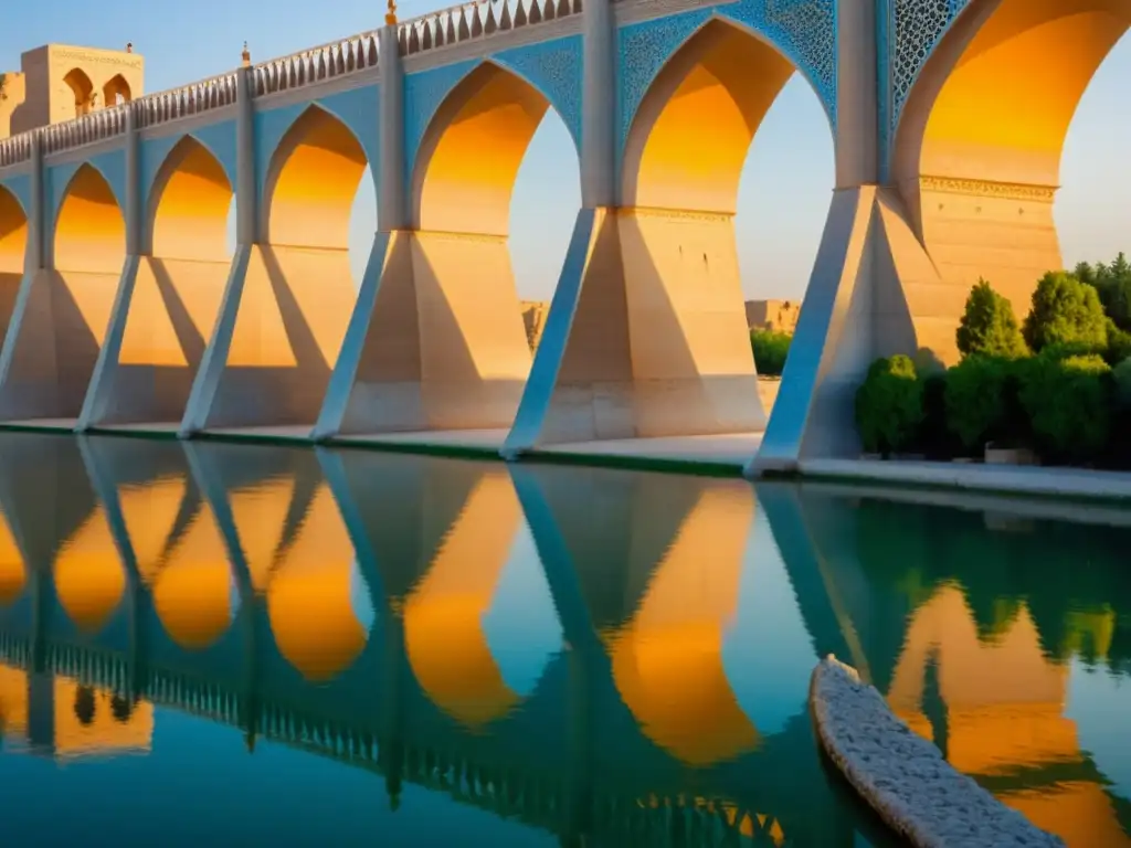 El Puente Siose Pol en Irán muestra su arquitectura Safávida iluminada por el cálido atardecer, reflejándose en el río Zayandeh