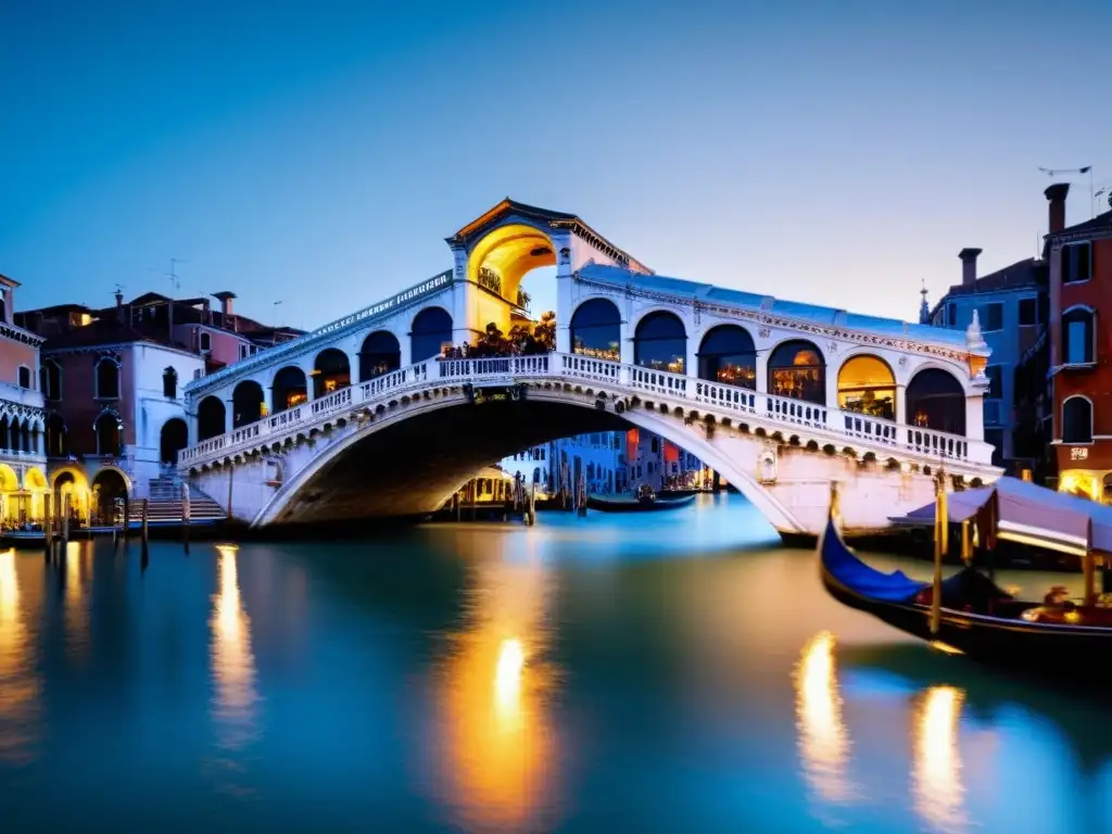 Un puente icónico en Venecia al atardecer, con luz dorada y góndolas reflejadas en el canal