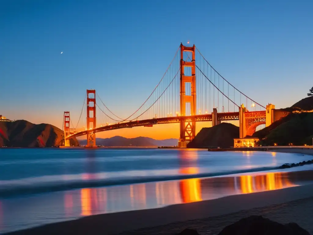 Puente icónico iluminado artísticamente sobre aguas tranquilas al atardecer, resplandeciendo en tonos rojo-naranja