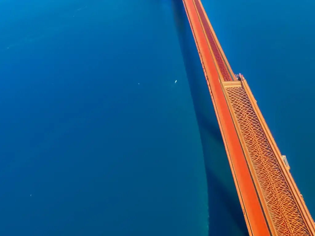 Puente icónico en San Francisco: el imponente Golden Gate contrasta con el azul del océano y cielo