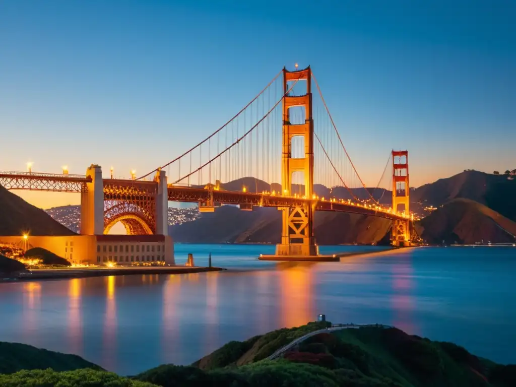 Puente icónico del mundo: El atardecer baña el puente Golden Gate de San Francisco con una cálida luz, resaltando su estructura de acero sobre las aguas tranquilas de la bahía