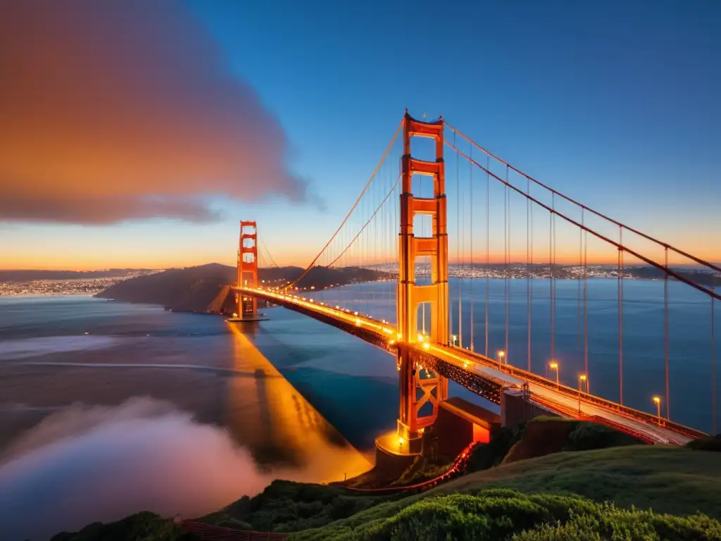 Puente icónico del mundo: el Golden Gate Bridge iluminado por la cálida luz dorada del atardecer, entre la neblina y aguas tranquilas