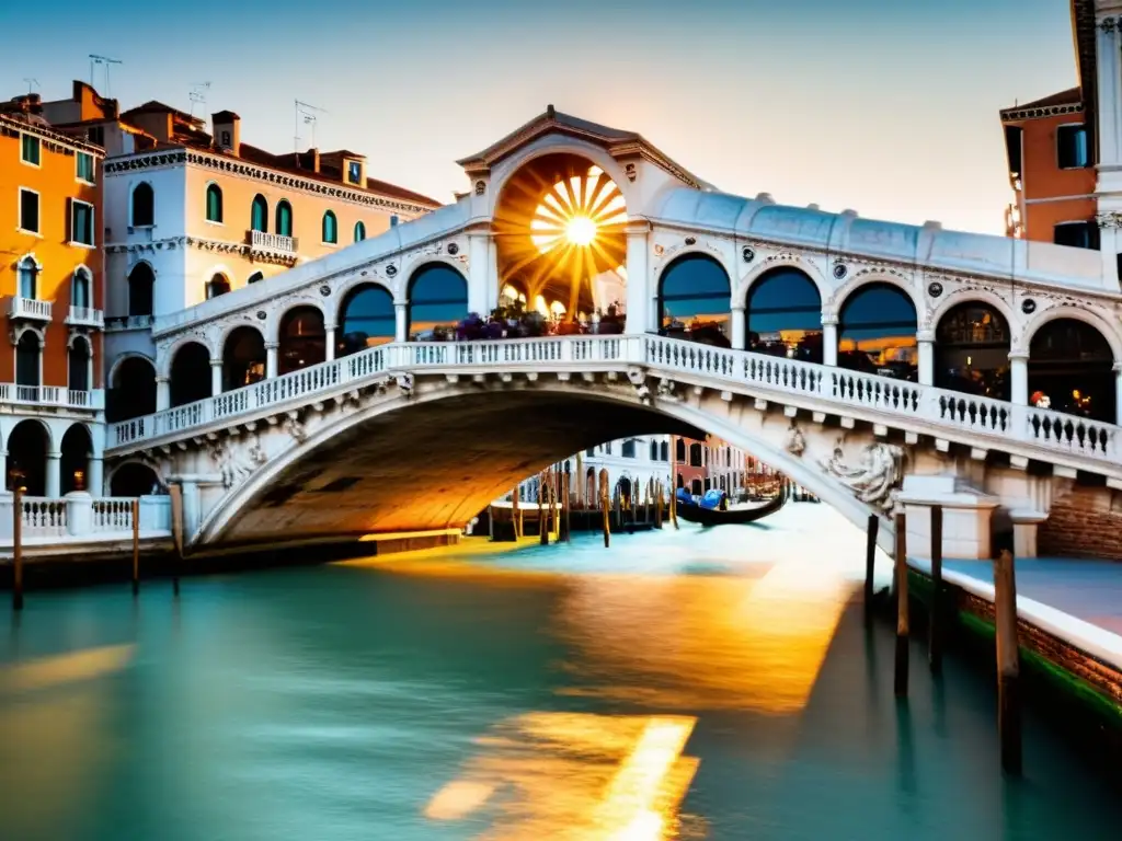 El Puente de la Torre de Rialto en Venecia: Detalles arquitectónicos en cálida luz de tarde, góndolas en el Gran Canal