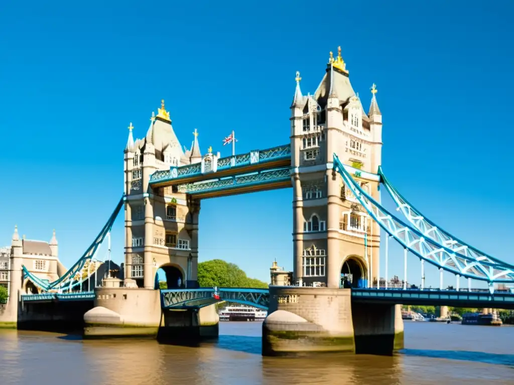 Puentes icónicos: La majestuosa Torre de Londres sobre el río Támesis, con su arquitectura gótica victoriana detallada