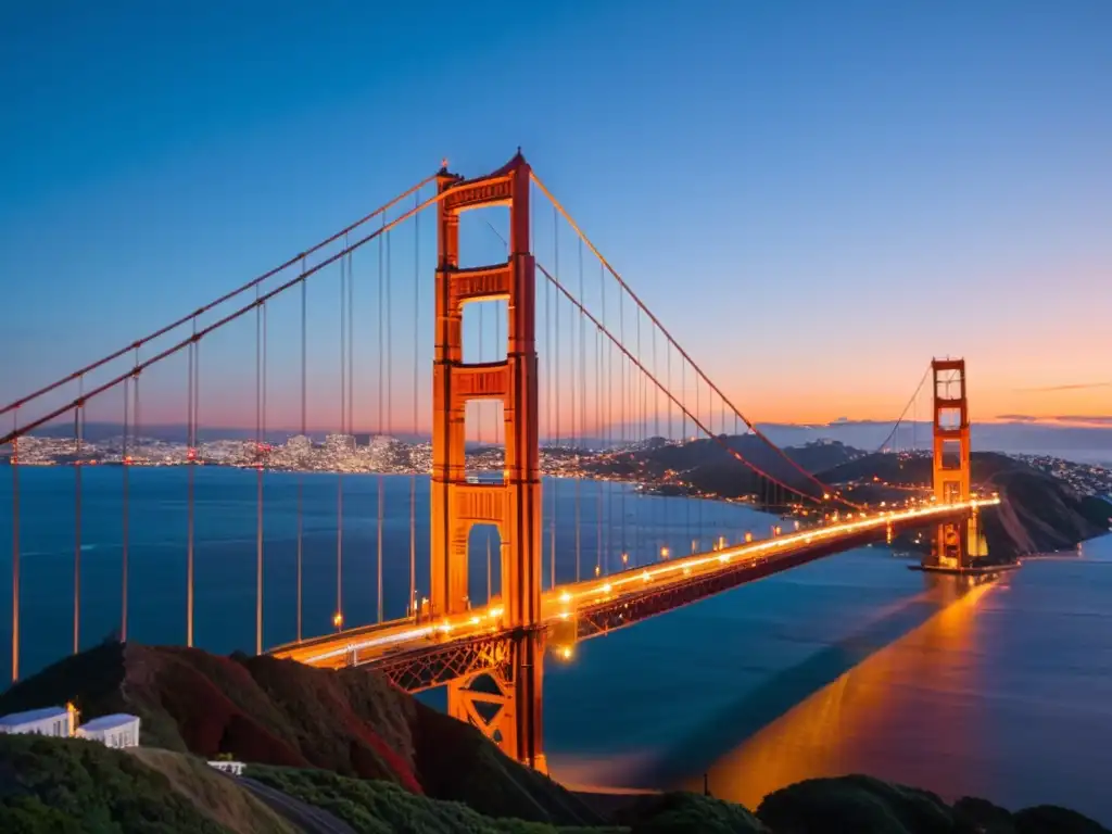 Fotografía de puentes icónicos: El majestuoso Puente Golden Gate al atardecer, con tonos cálidos y la ciudad brillando al fondo