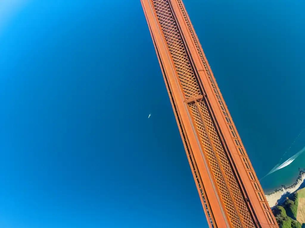 Puentes icónicos del mundo: Vista aérea del majestuoso Puente Golden Gate en San Francisco, con torres rojo anaranjadas destacando sobre el cielo azul