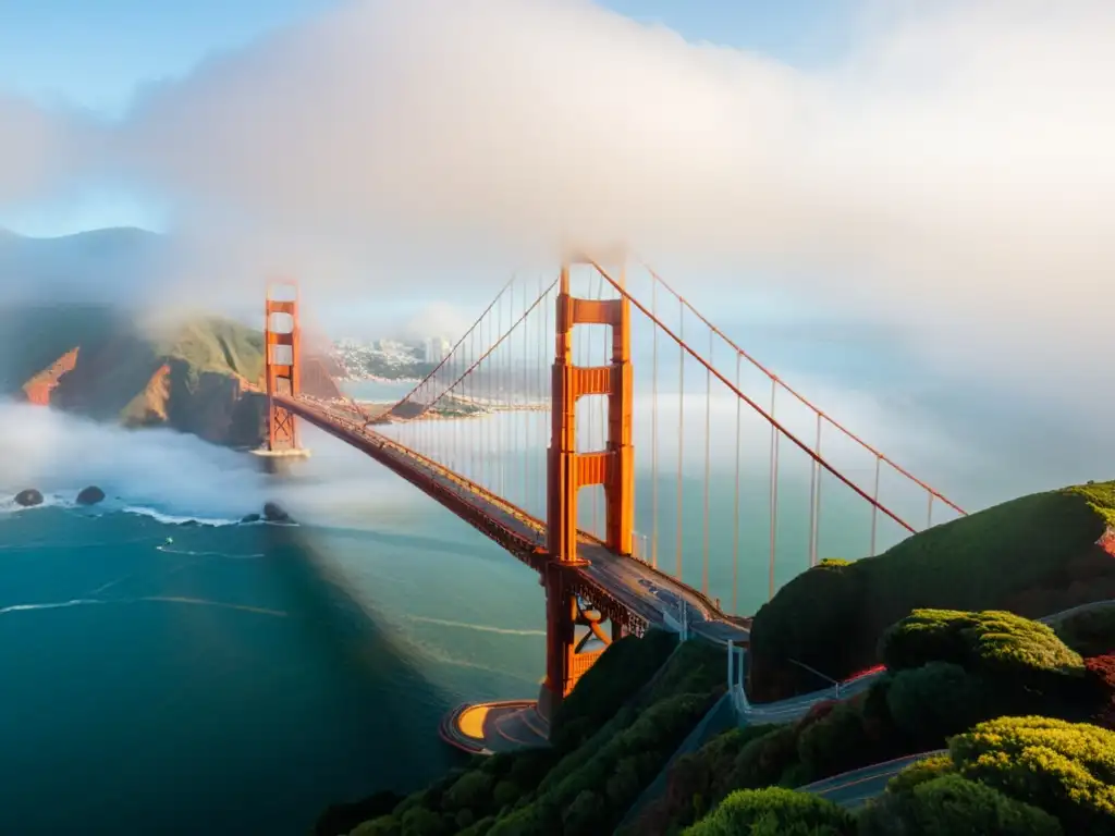 Puentes icónicos del mundo: El misterioso y majestuoso puente Golden Gate en una mañana neblinosa, resaltando su grandiosidad y belleza arquitectónica