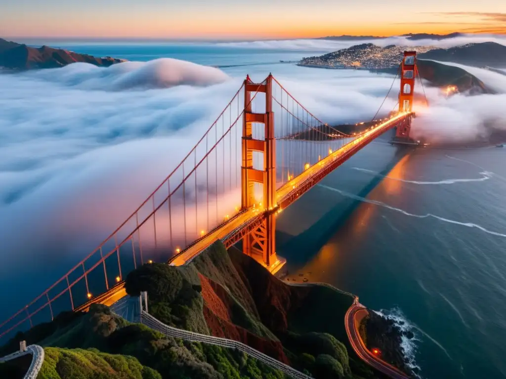 Puentes icónicos y su significado cultural: El puente Golden Gate de San Francisco emerge majestuoso en la bruma dorada al atardecer