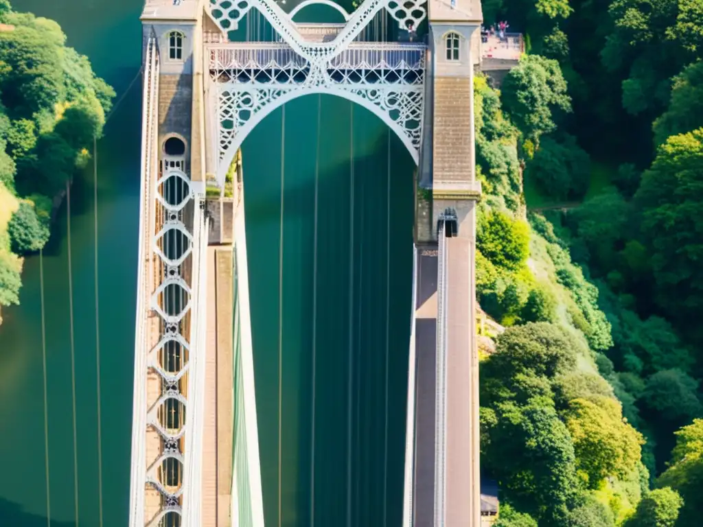 El sol ilumina el intrincado hierro del Puente de Clifton, mostrando su historia y arquitectura en contraste con la naturaleza